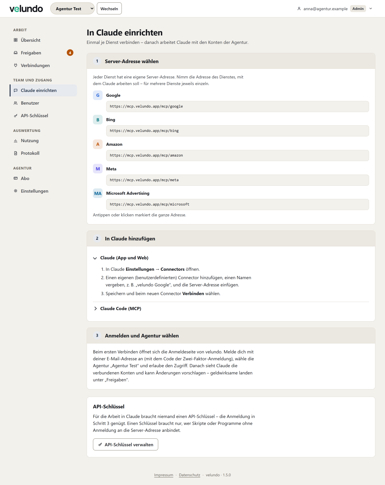 Seite „In Claude einrichten“: Server-Adressen je Dienst, Anleitung für Claude App/Web und Claude Code, Hinweis zum Anmelden mit Agenturwahl, unten der Abschnitt API-Schlüssel