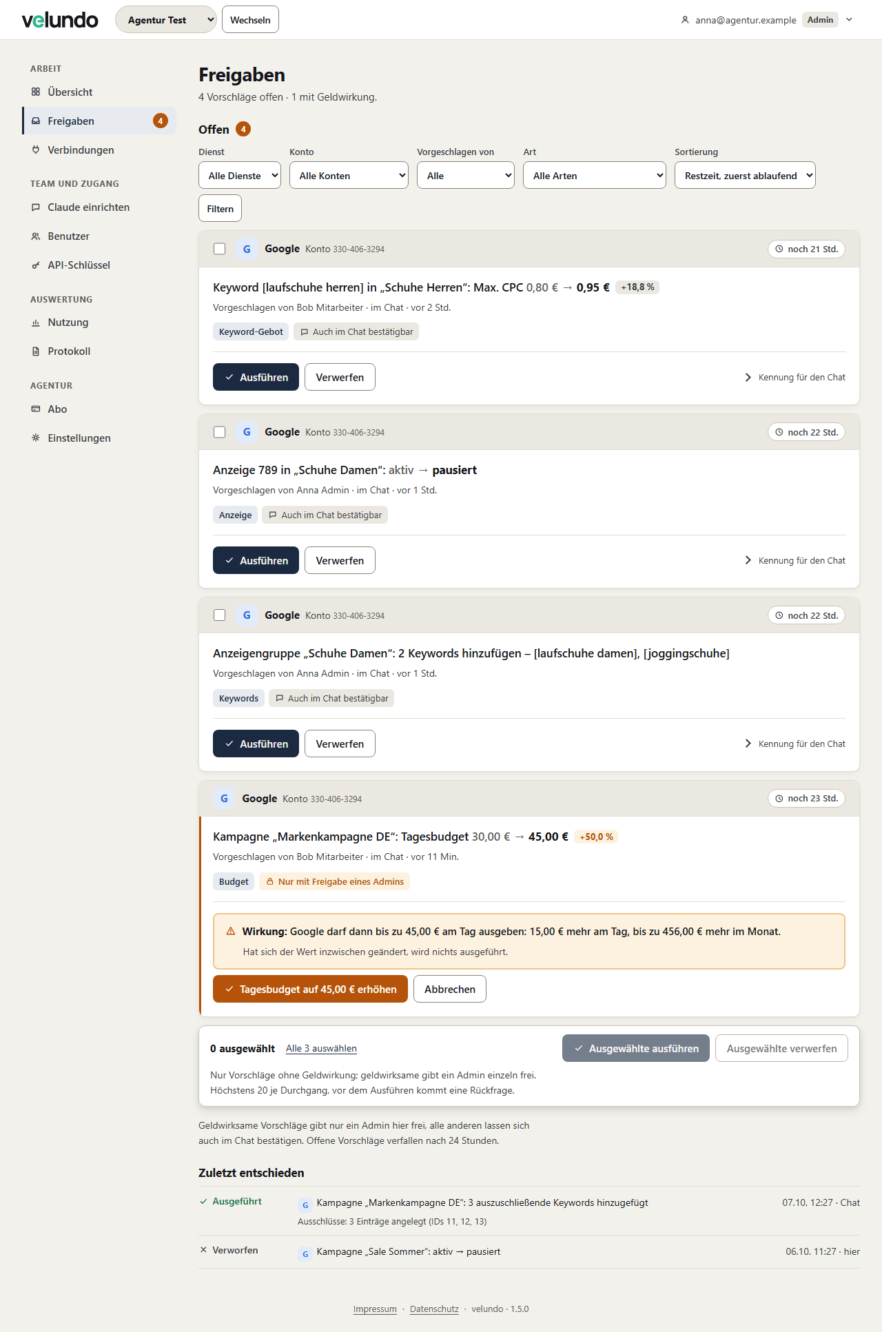 Seite „Freigaben“: Filterleiste, drei im Chat bestätigbare Vorschläge mit Auswahlkästchen und „Ausführen“, ein Budget-Vorschlag mit Schloss „Nur mit Freigabe eines Admins“, darunter die Sammelaktion und „Zuletzt entschieden“